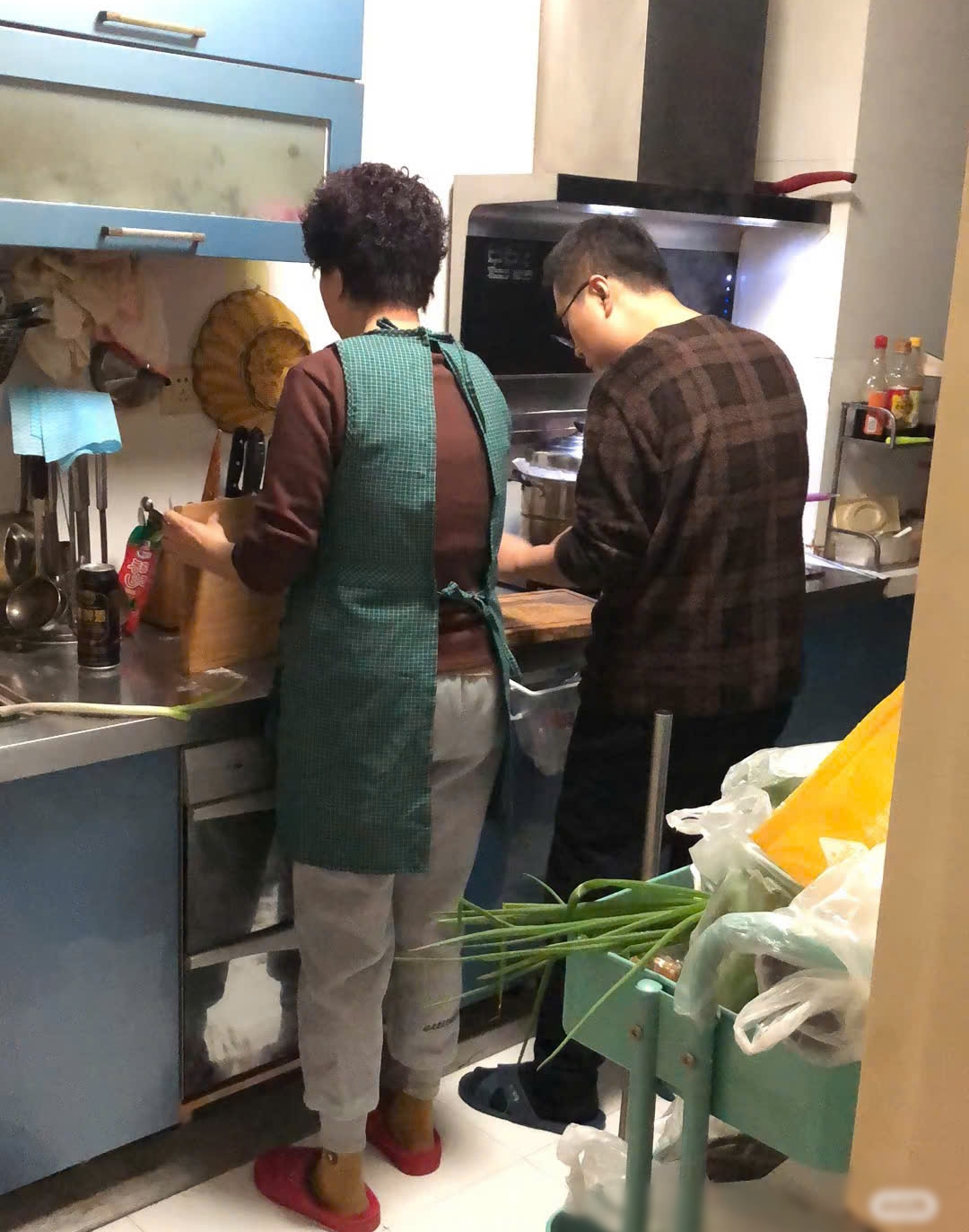 Bóng lưng của con rể và mẹ vợ khiến dân mạng không thể dừng "gõ phím" - Ảnh 2. Bóng lưng của con rể và mẹ vợ khiến dân mạng không thể dừng "gõ phím" - Ảnh 2.