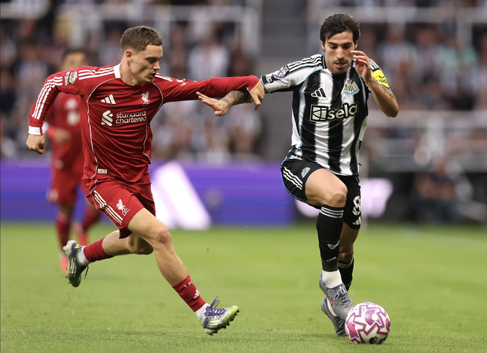 Sao 16 tuổi Ngumoha tỏasáng, Liverpool thắng Newcastle phút 90+10- Ảnh 1.