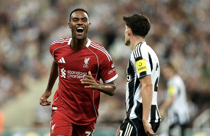 Sao 16 tuổi Ngumoha tỏasáng, Liverpool thắng Newcastle phút 90+10- Ảnh 2.