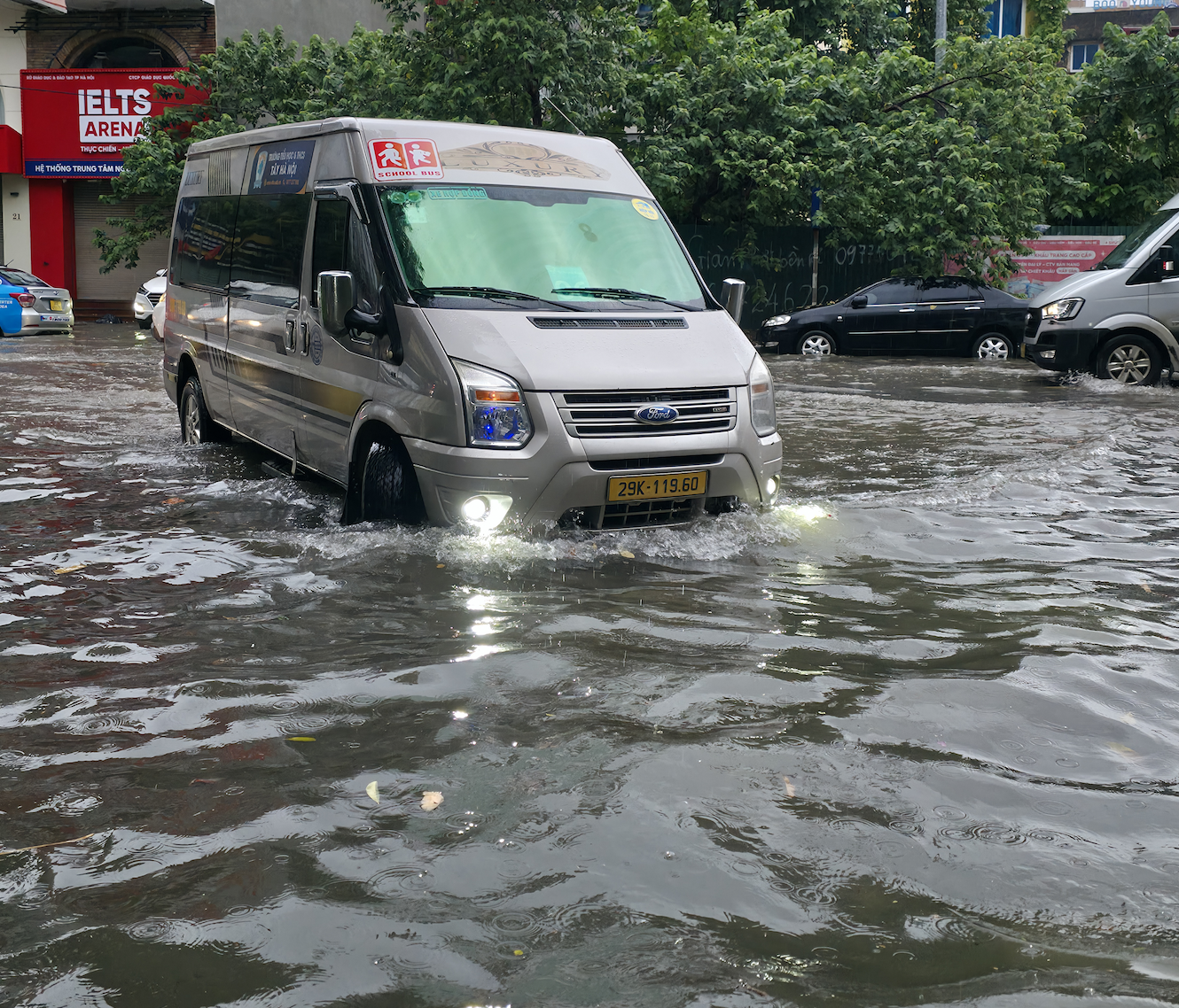 Hà Nội ngập khủng khiếp sau bão số 5 , người dân khốn khổ di chuyển trong biển nước - Ảnh 14.