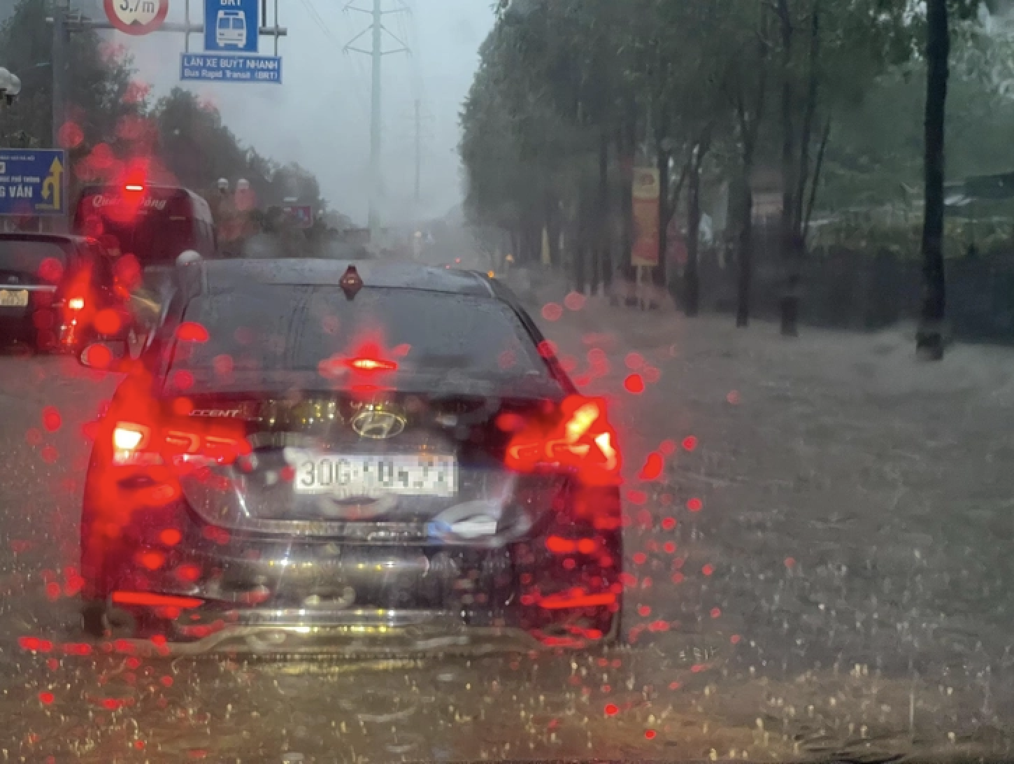 Hà Nội mưa to thâu đêm , nhiều tuyến đường ngập nặng gây ách tắc giao thông - Ảnh 1.