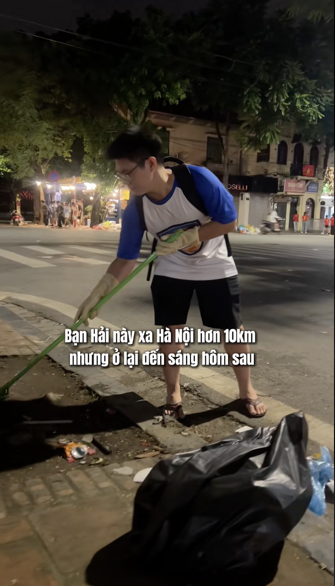 Danh t&iacute;nh ch&agrave;ng trai SN 2002 tặng phong b&igrave; cho c&aacute;c c&ocirc; lao c&ocirc;ng H&agrave; Nội, chờ hợp luyện xong mới ra đường dọn r&aacute;c- Ảnh 2.