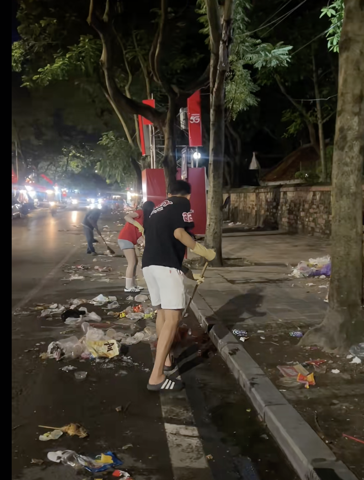 Danh t&iacute;nh ch&agrave;ng trai SN 2002 tặng phong b&igrave; cho c&aacute;c c&ocirc; lao c&ocirc;ng H&agrave; Nội, chờ hợp luyện xong mới ra đường dọn r&aacute;c- Ảnh 4.