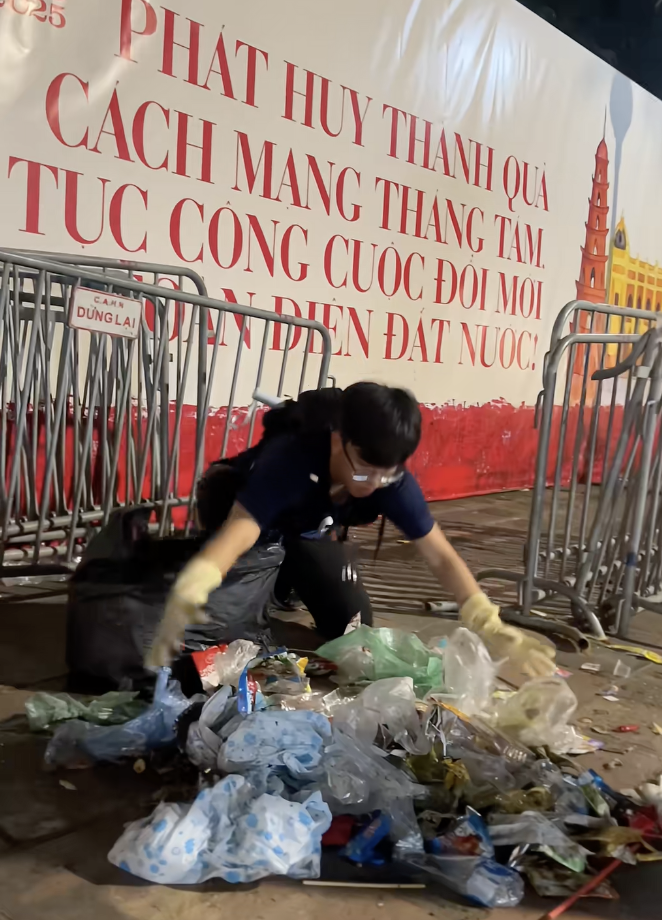 Danh t&iacute;nh ch&agrave;ng trai SN 2002 tặng phong b&igrave; cho c&aacute;c c&ocirc; lao c&ocirc;ng H&agrave; Nội, chờ hợp luyện xong mới ra đường dọn r&aacute;c- Ảnh 3.