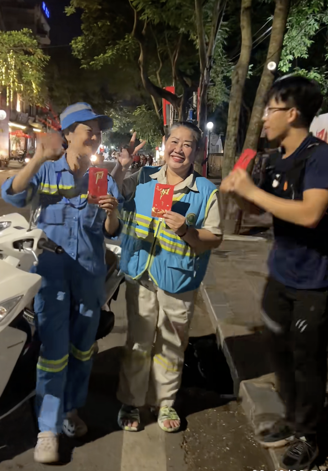 Danh t&iacute;nh ch&agrave;ng trai SN 2002 tặng phong b&igrave; cho c&aacute;c c&ocirc; lao c&ocirc;ng H&agrave; Nội, chờ hợp luyện xong mới ra đường dọn r&aacute;c- Ảnh 7.