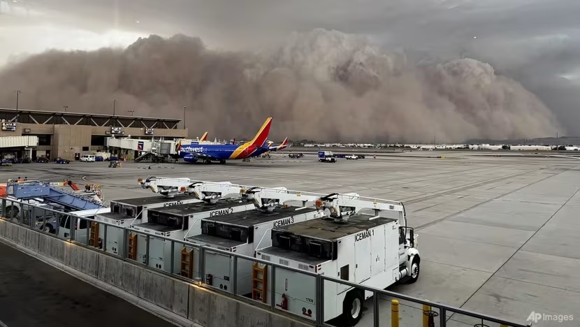 Cận cảnh “bức tường bụi" khổng lồ ập xuống thành phố Mỹ, bầu trời tối sầm- Ảnh 2. Cận cảnh “bức tường bụi" khổng lồ ập xuống thành phố Mỹ, bầu trời tối sầm- Ảnh 2.