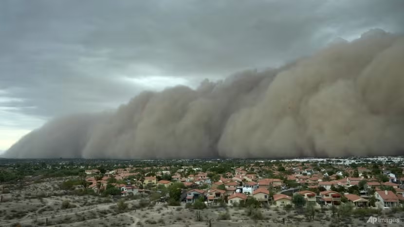 Cận cảnh “bức tường bụi" khổng lồ ập xuống thành phố Mỹ, bầu trời tối sầm- Ảnh 3. Cận cảnh “bức tường bụi" khổng lồ ập xuống thành phố Mỹ, bầu trời tối sầm- Ảnh 3.