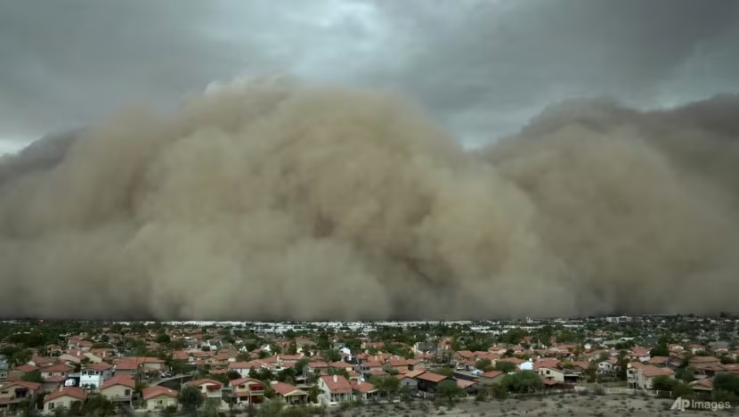 Cận cảnh “bức tường bụi" khổng lồ ập xuống thành phố Mỹ, bầu trời tối sầm- Ảnh 1. Cận cảnh “bức tường bụi" khổng lồ ập xuống thành phố Mỹ, bầu trời tối sầm- Ảnh 1.
