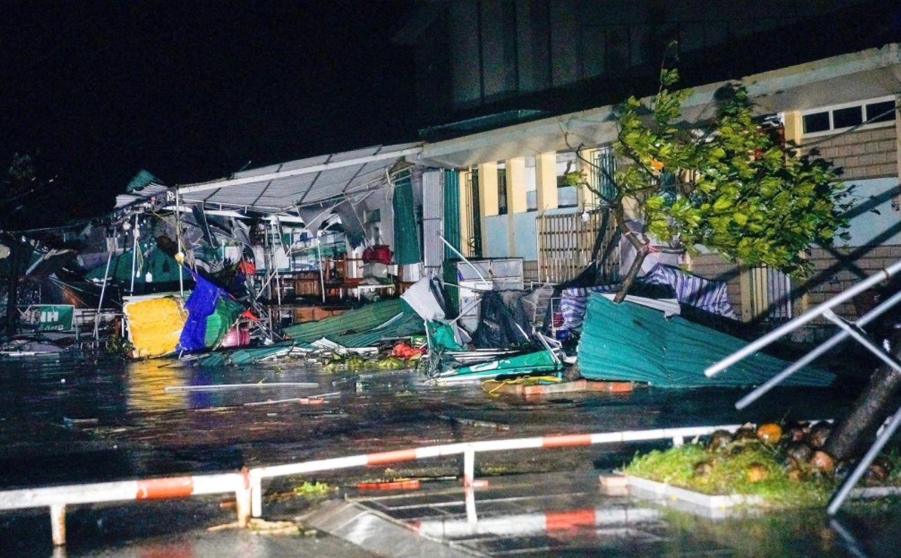 Bão Kajiki quần thảo trên đất liền 12 tiếng , hiếm gặp trong 20 năm qua - Ảnh 3.