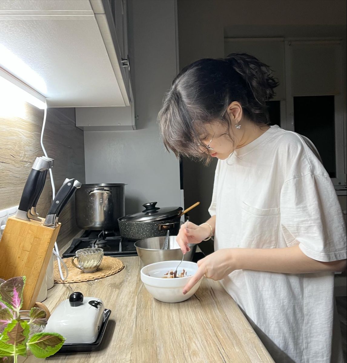 Bóng lưng của con rể và mẹ vợ khiến dân mạng không thể dừng "gõ phím" - Ảnh 1. Bóng lưng của con rể và mẹ vợ khiến dân mạng không thể dừng "gõ phím" - Ảnh 1.