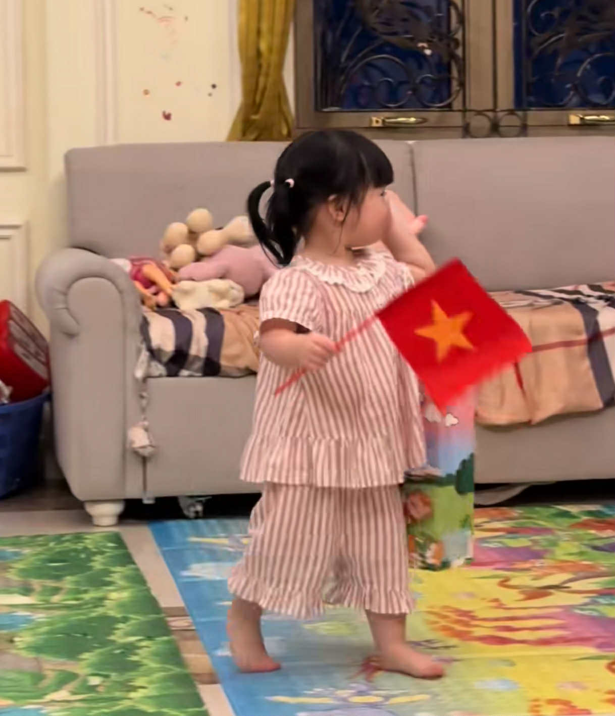Đỗ Mỹ Linh khoe "đội hình yêu nước" nhà bầu Hiển, ái nữ chủ tịch CLB Hà Nội mặc áo cờ đỏ yêu hết cỡ - Ảnh 3. Đỗ Mỹ Linh khoe "đội hình yêu nước" nhà bầu Hiển, ái nữ chủ tịch CLB Hà Nội mặc áo cờ đỏ yêu hết cỡ - Ảnh 3.