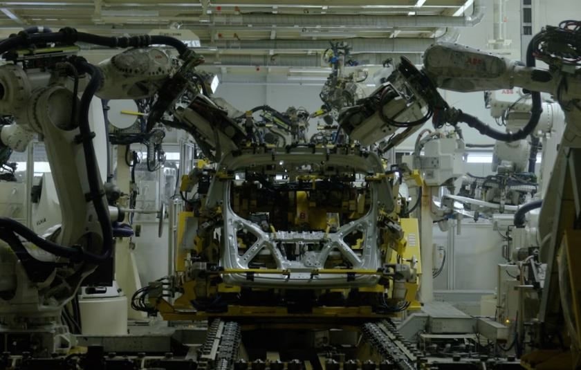 B&ecirc;n trong nh&agrave; m&aacute;y robot của Hyundai: Sản xuất 500.000 xe điện v&agrave; hybrid mỗi năm, 750 robot, h&agrave;ng trăm xe tự h&agrave;nh hoạt động suốt ng&agrave;y đ&ecirc;m - Ảnh 2.