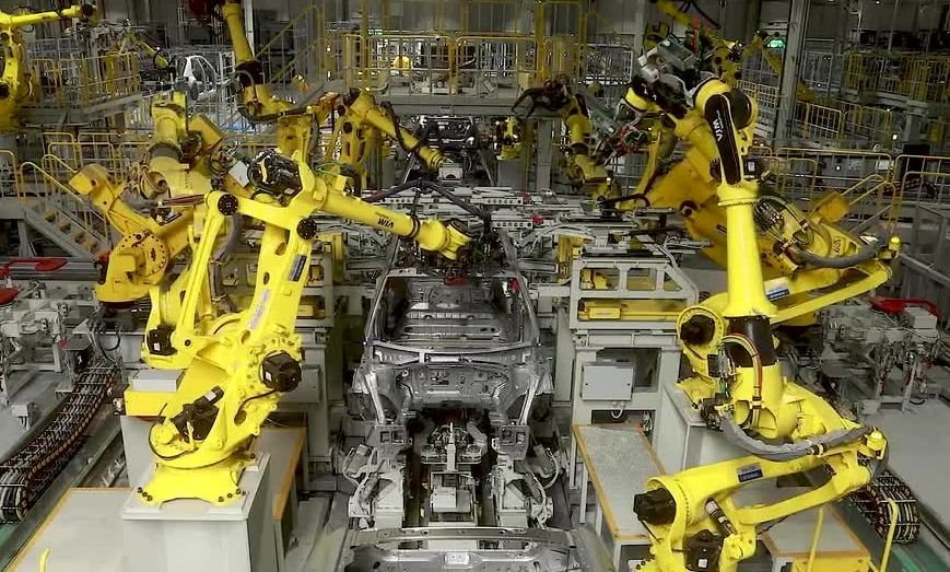 B&ecirc;n trong nh&agrave; m&aacute;y robot của Hyundai: Sản xuất 500.000 xe điện v&agrave; hybrid mỗi năm, 750 robot, h&agrave;ng trăm xe tự h&agrave;nh hoạt động suốt ng&agrave;y đ&ecirc;m - Ảnh 1.