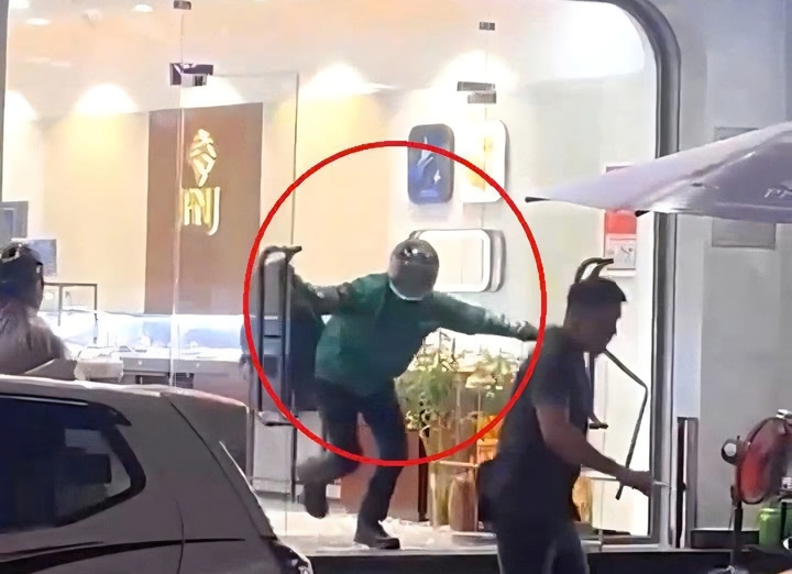 Nam thanh niên cướp tiệm vàng PNJ ở Đà Nẵng bằng búa và áo Grab - Ảnh 1.