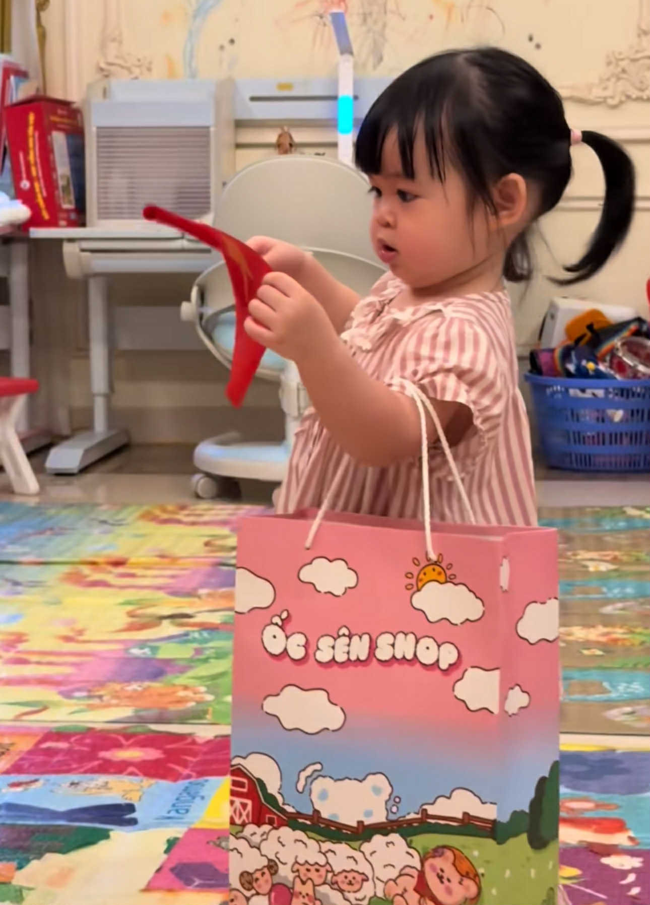 Đỗ Mỹ Linh khoe "đội hình yêu nước" nhà bầu Hiển, ái nữ chủ tịch CLB Hà Nội mặc áo cờ đỏ yêu hết cỡ - Ảnh 2. Đỗ Mỹ Linh khoe "đội hình yêu nước" nhà bầu Hiển, ái nữ chủ tịch CLB Hà Nội mặc áo cờ đỏ yêu hết cỡ - Ảnh 2.