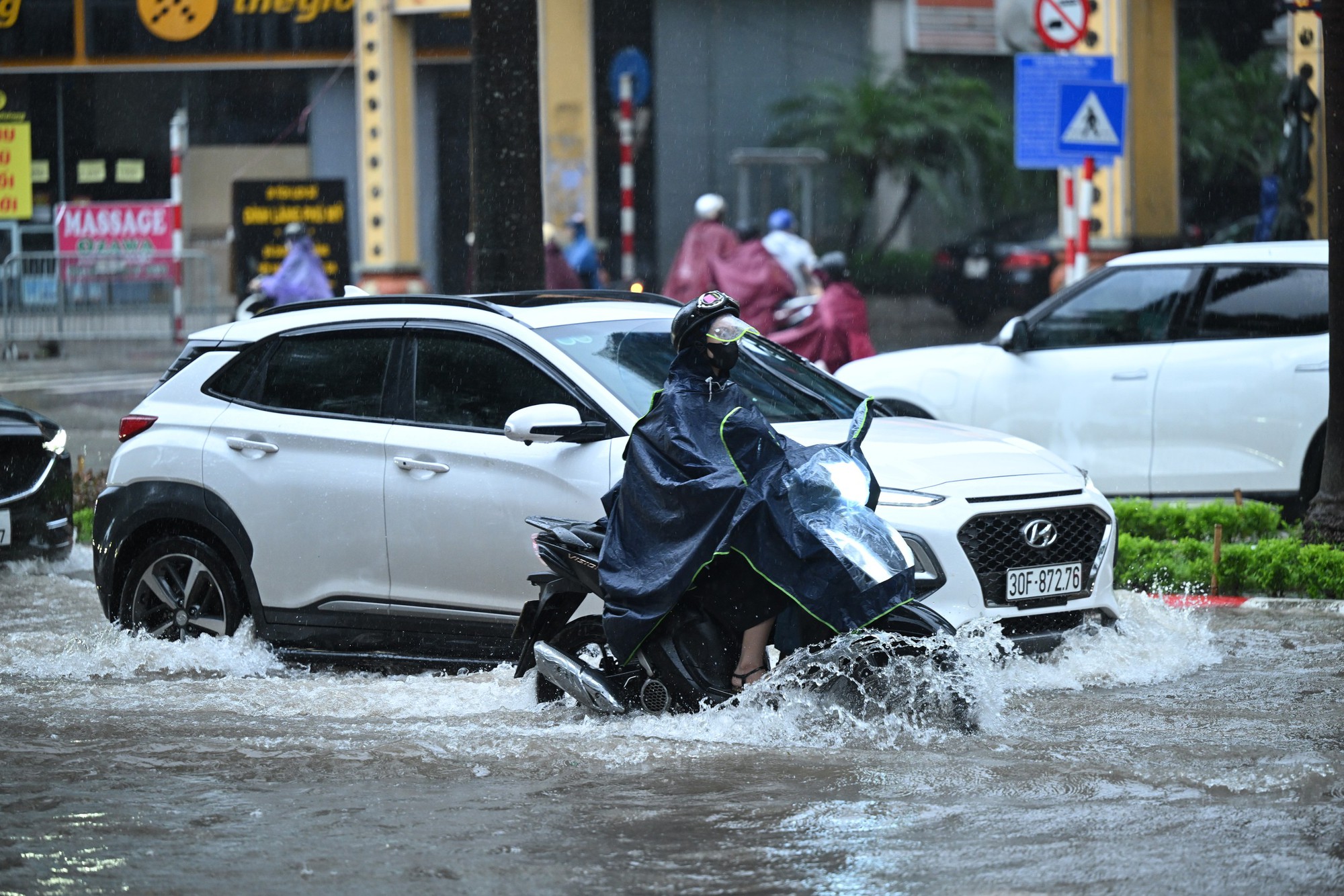 Hà Nội ngập khủng khiếp sau bão số 5 , người dân khốn khổ di chuyển trong biển nước - Ảnh 9.