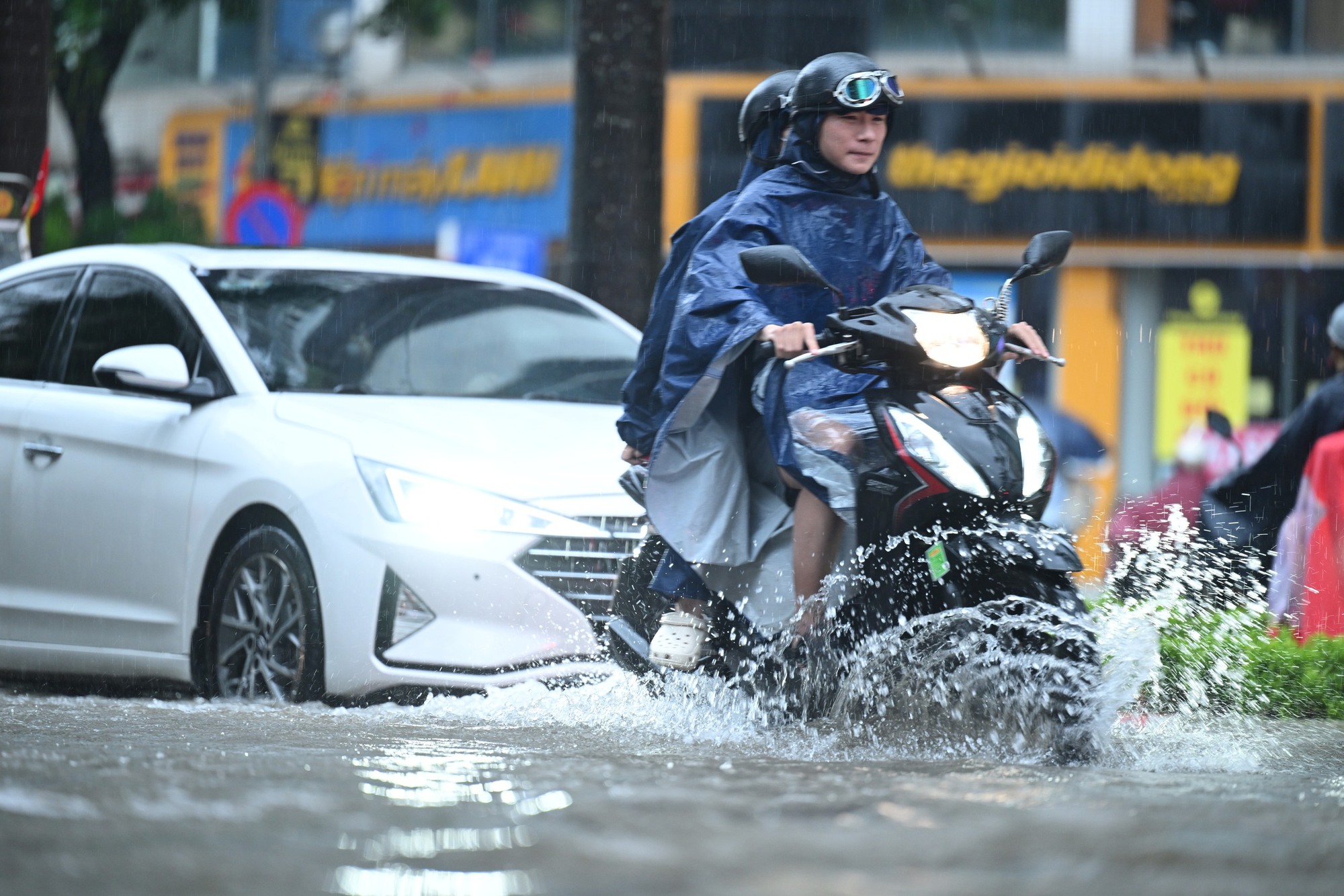 Hà Nội ngập khủng khiếp sau bão số 5 , người dân khốn khổ di chuyển trong biển nước - Ảnh 10.
