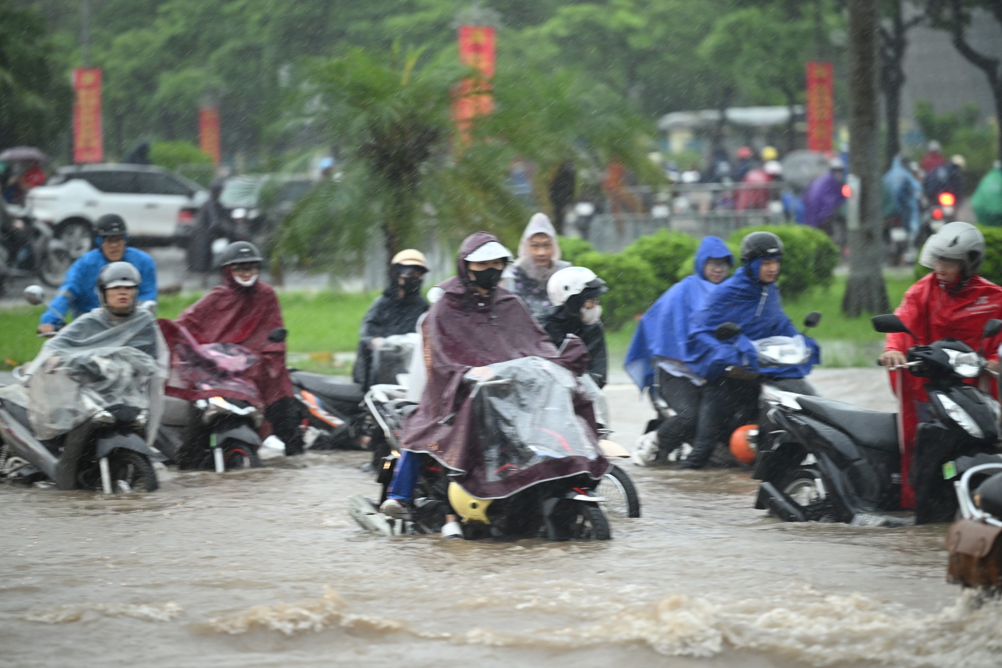 Hà Nội ngập khủng khiếp sau bão số 5 , người dân khốn khổ di chuyển trong biển nước - Ảnh 2.