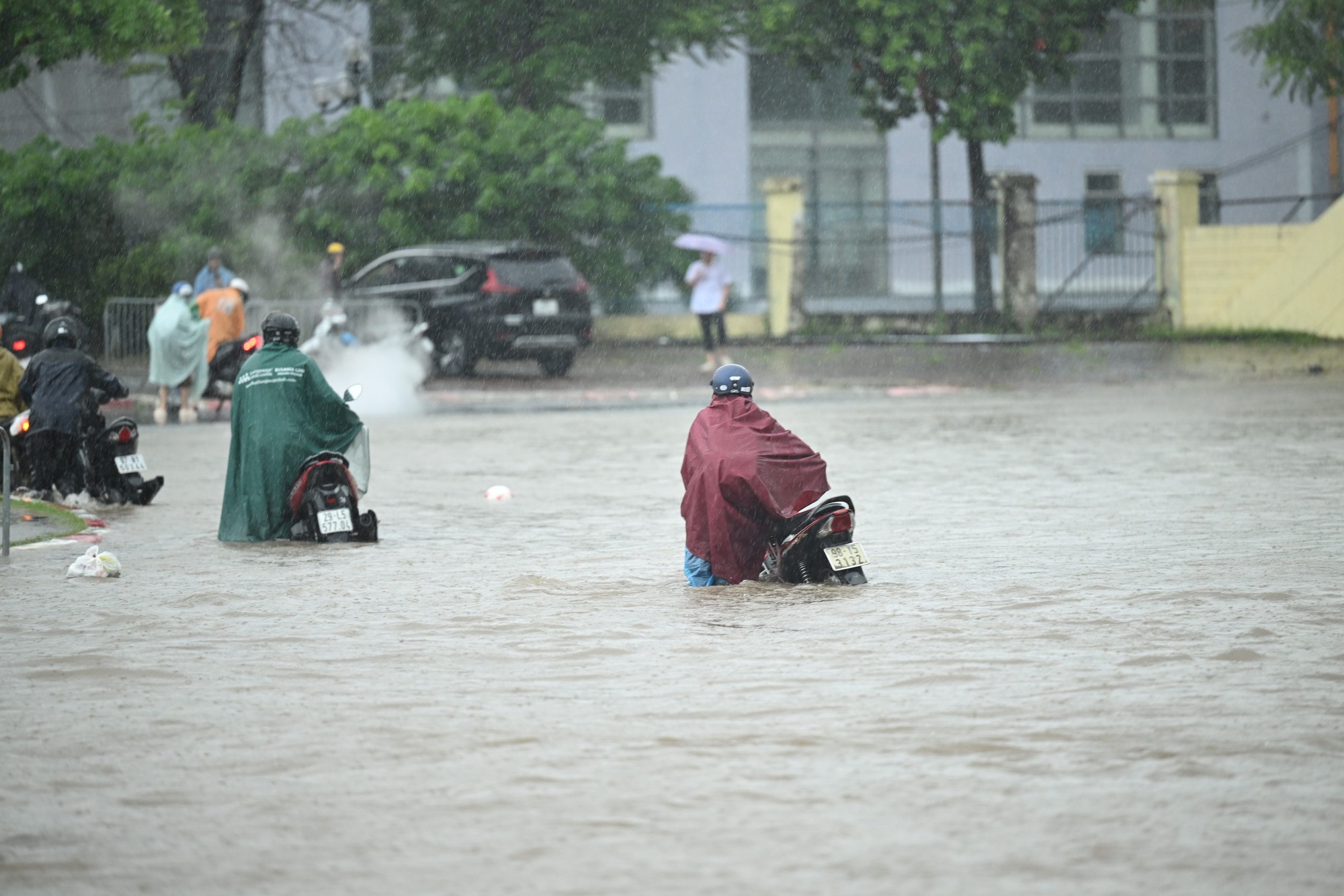 Hà Nội ngập khủng khiếp sau bão số 5 , người dân khốn khổ di chuyển trong biển nước - Ảnh 6.