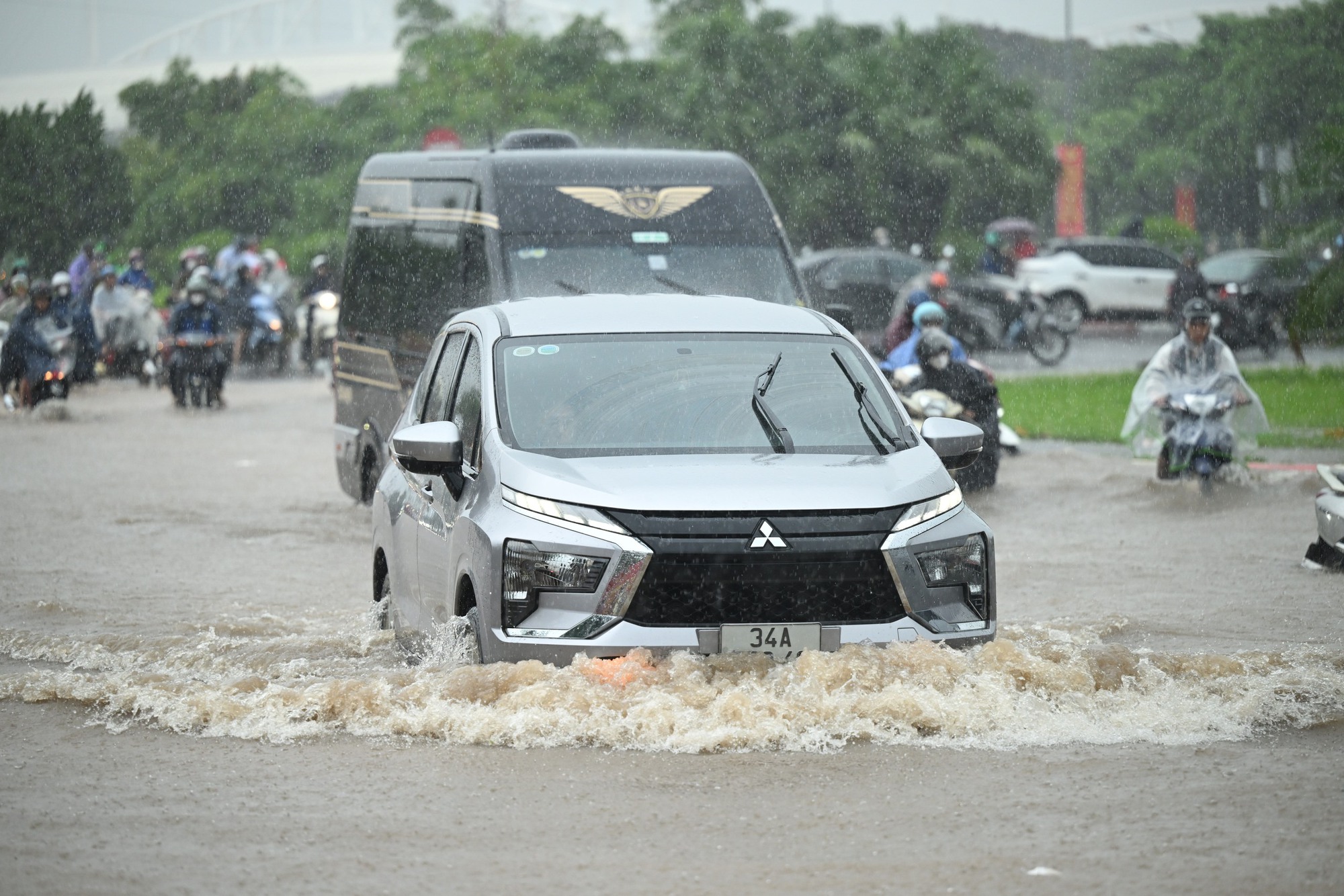 Hà Nội ngập khủng khiếp sau bão số 5 , người dân khốn khổ di chuyển trong biển nước - Ảnh 1.