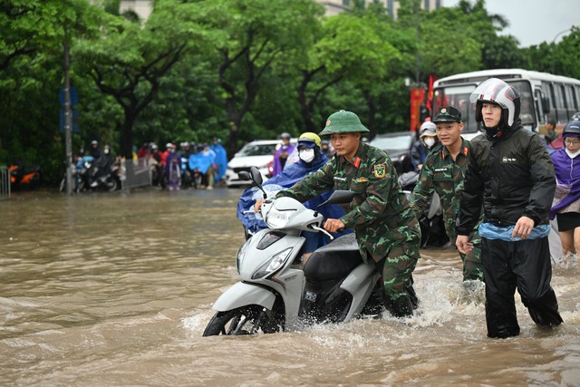 Hà Nội ngập lụt: Buổi sáng không tưởng với nước ngập đến thắt lưng - Ảnh 5.