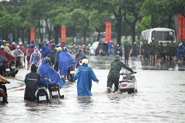 Hà Nội ngập lụt: Buổi sáng không tưởng với nước ngập đến thắt lưng - Ảnh 4.