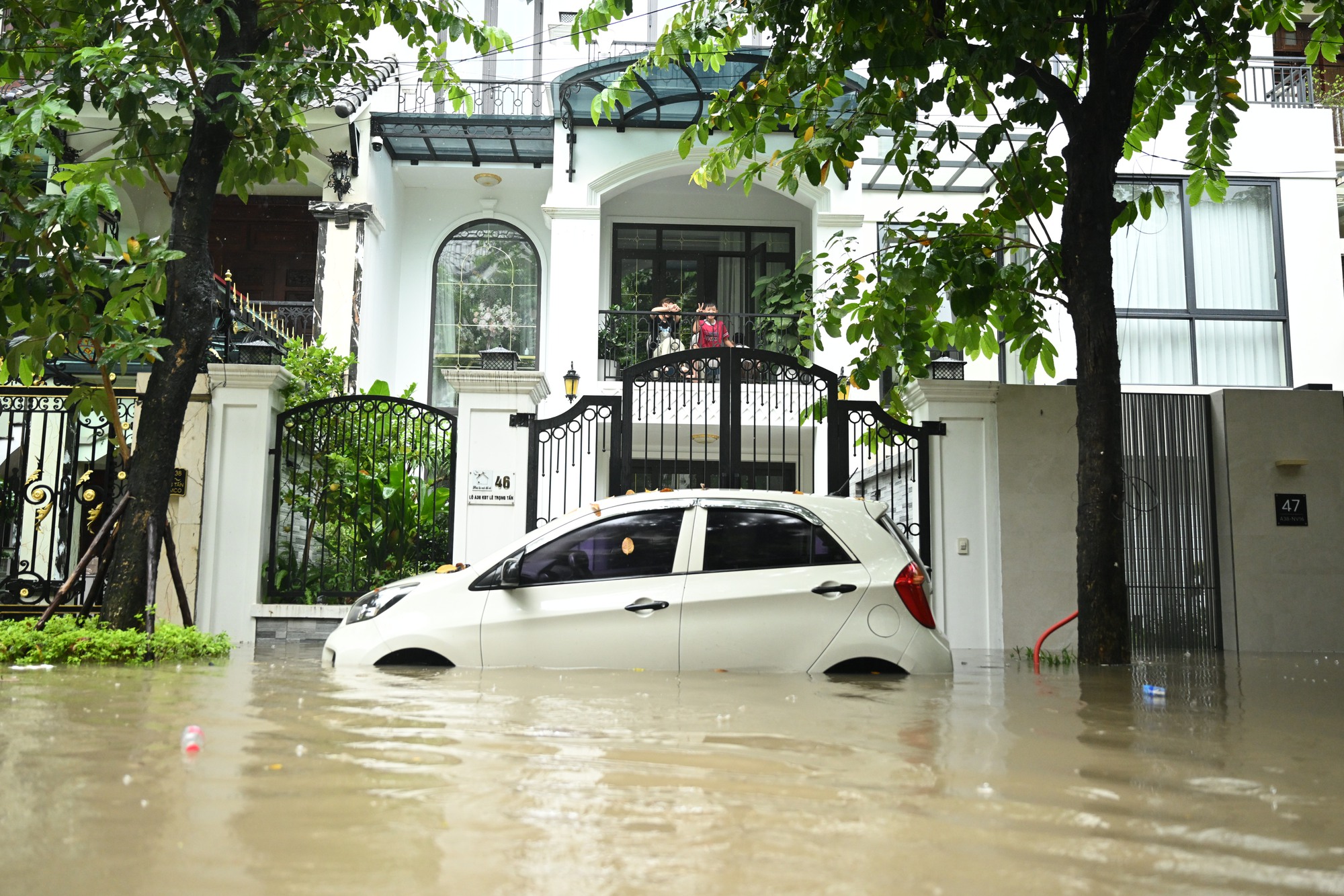 Hà Nội ngập lụt: Buổi sáng không tưởng với nước ngập đến thắt lưng - Ảnh 28.