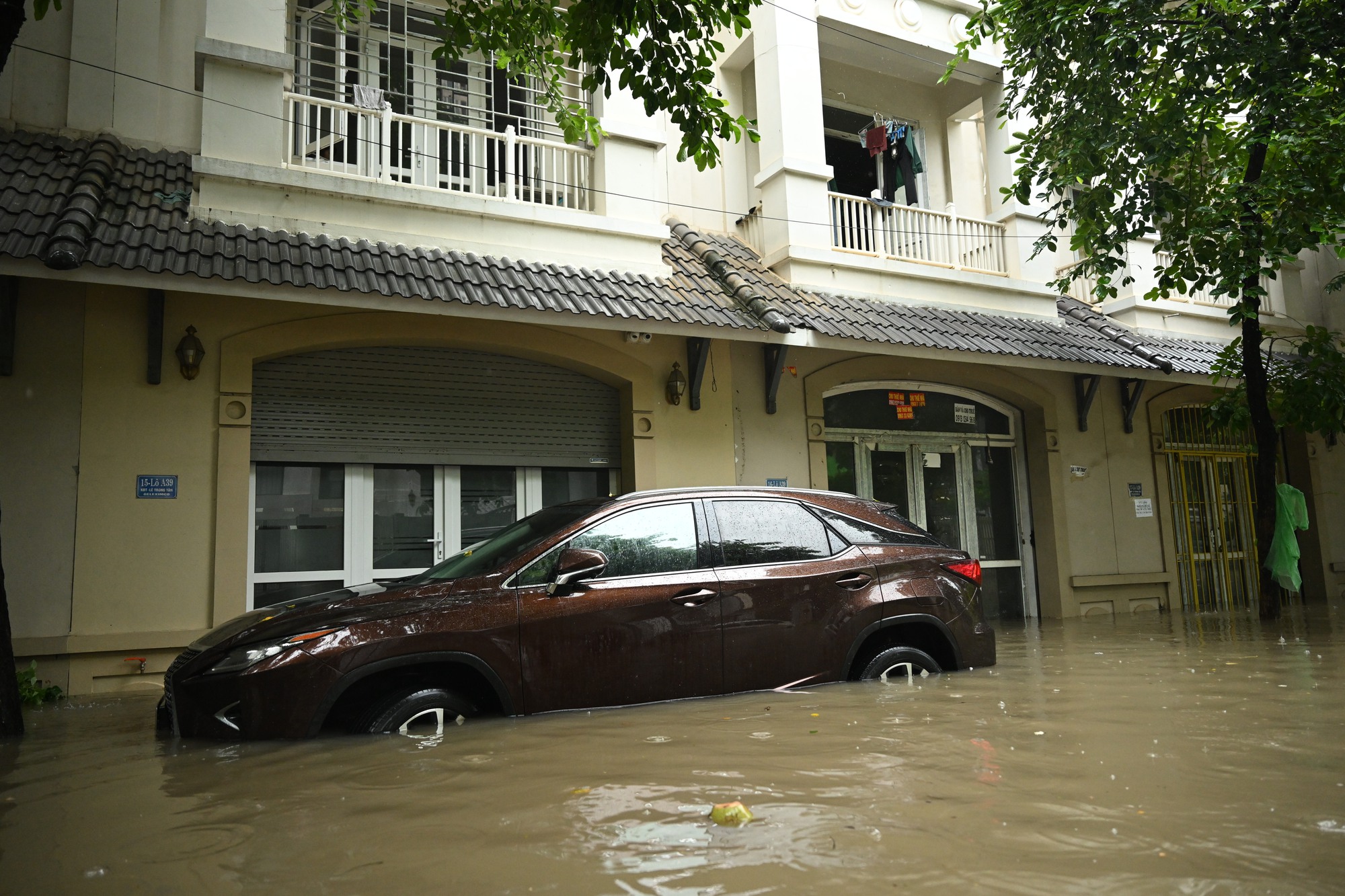 Hà Nội ngập lụt: Buổi sáng không tưởng với nước ngập đến thắt lưng - Ảnh 29.