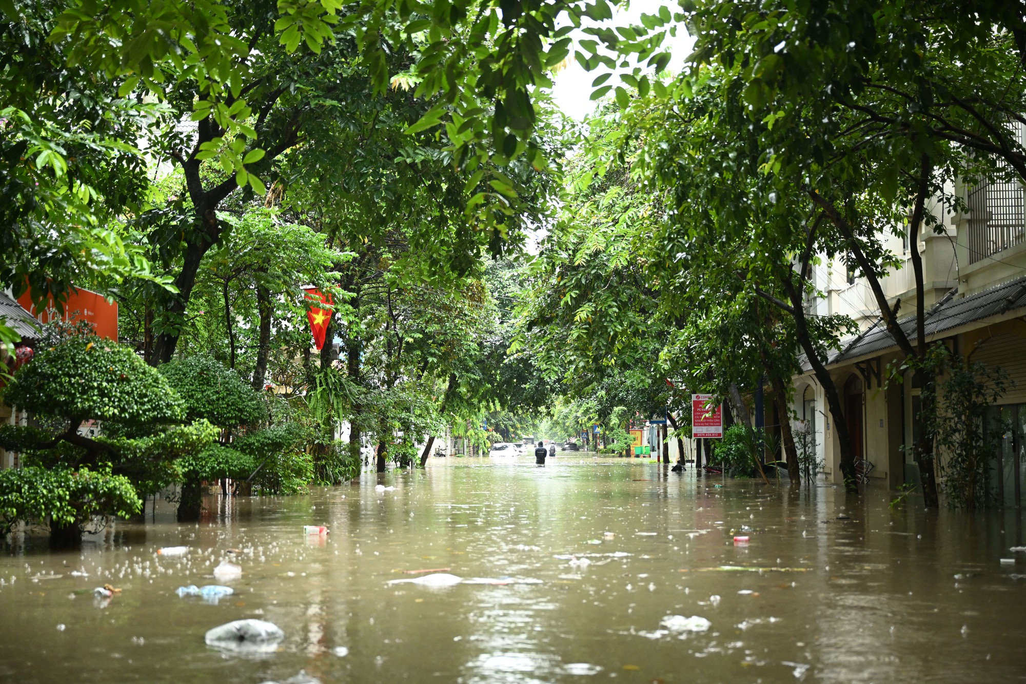 Hà Nội ngập lụt: Buổi sáng không tưởng với nước ngập đến thắt lưng - Ảnh 27.