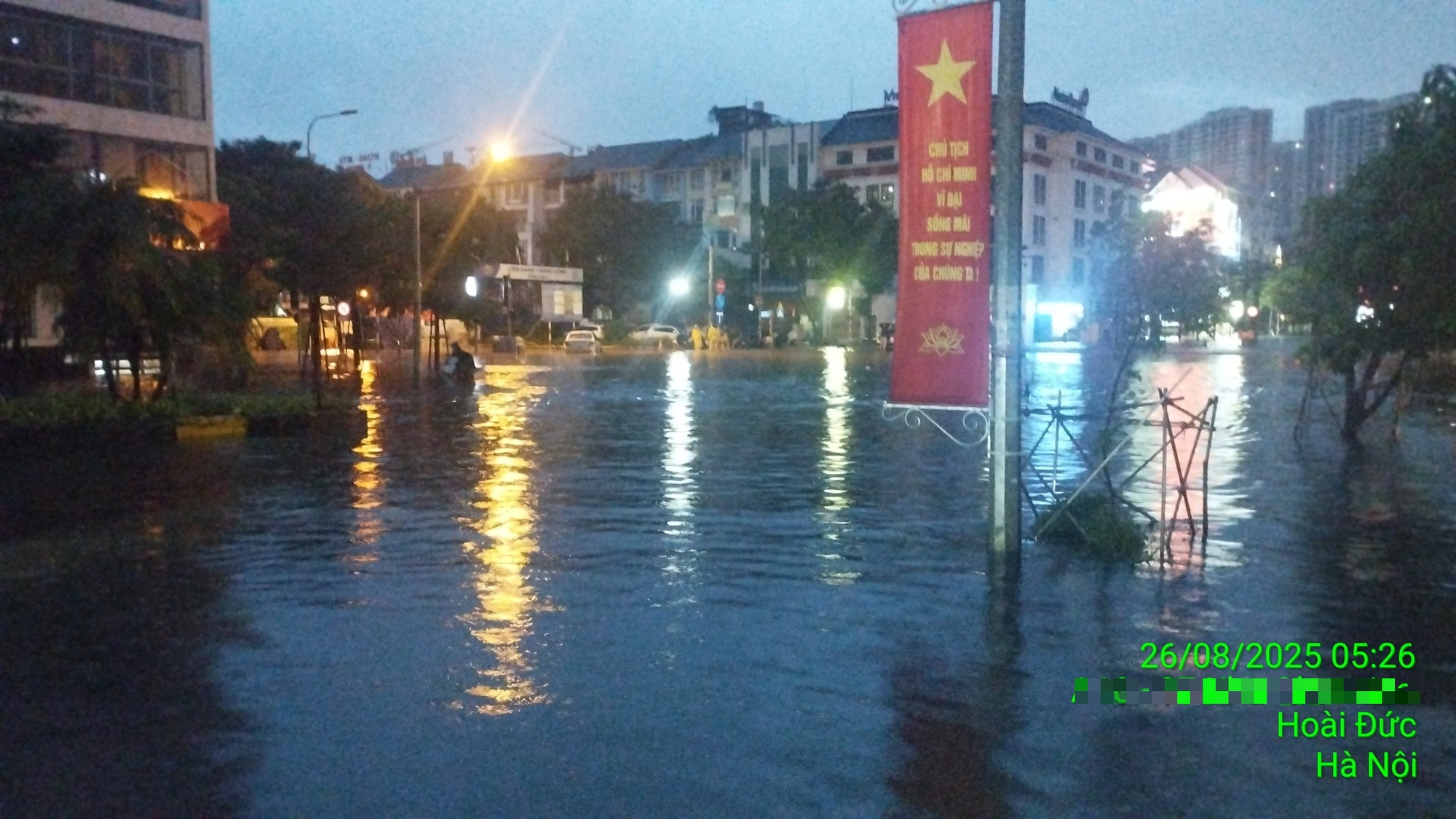 "Làng" biệt thự triệu đô Hà Nội ngập trong "biển nước" - Ảnh 1.