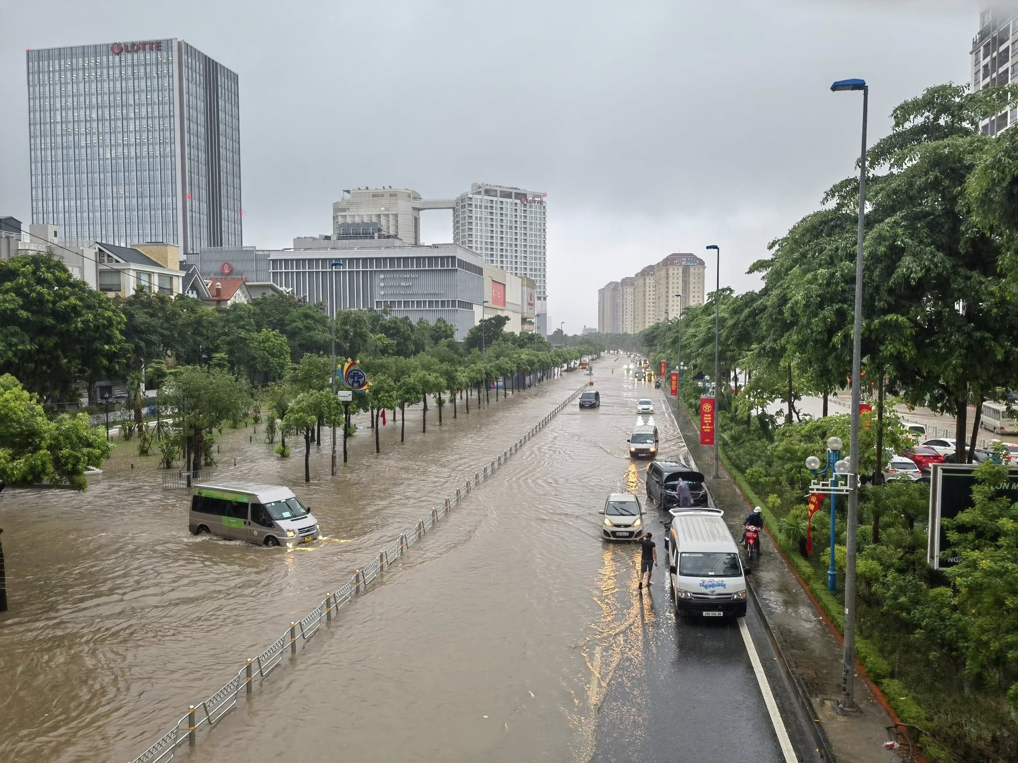 Cập nhật: Ảnh hưởng của Bão số 5, Hà Nội mưa to suốt đêm, nhiều nơi chìm trong biển nước - Ảnh 12.