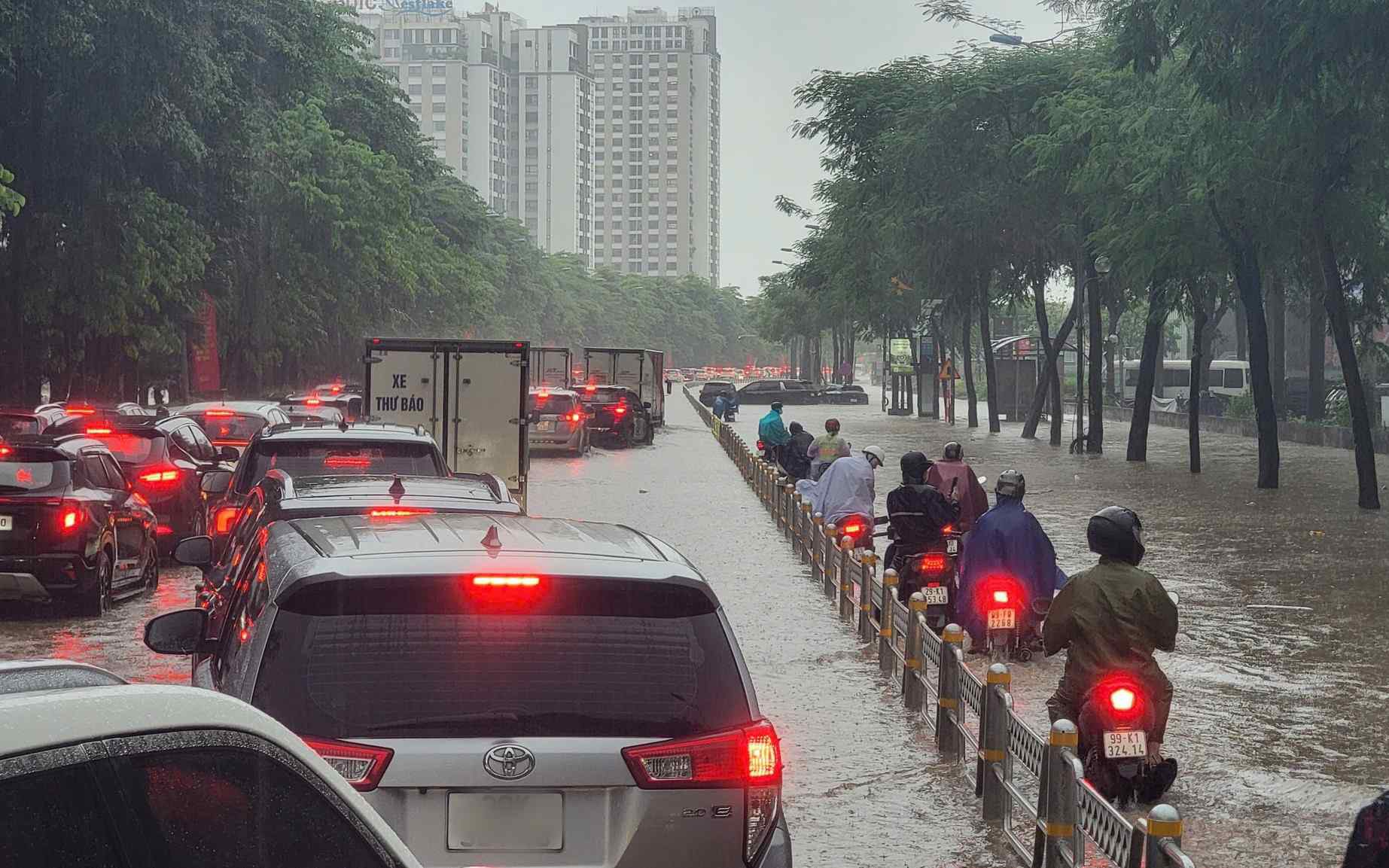 'Gánh' lượng mưa lớn nhất từ đầu mùa, hệ thống thoát nước Hà Nội quá tải - Ảnh 3.
