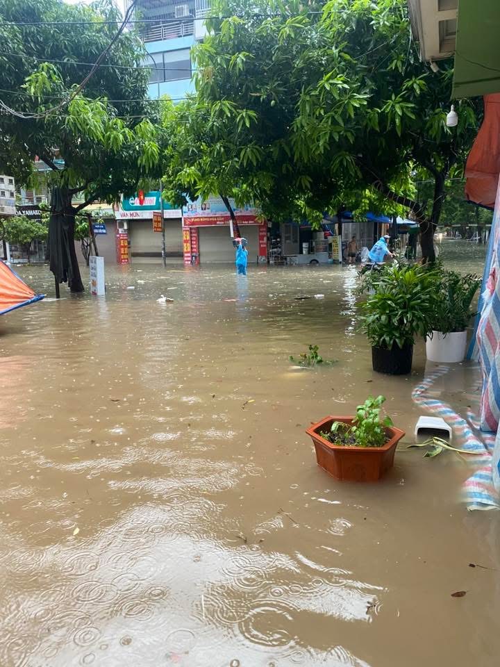 Hà Nội mưa to thâu đêm , nhiều tuyến đường ngập nặng gây ách tắc giao thông - Ảnh 8.