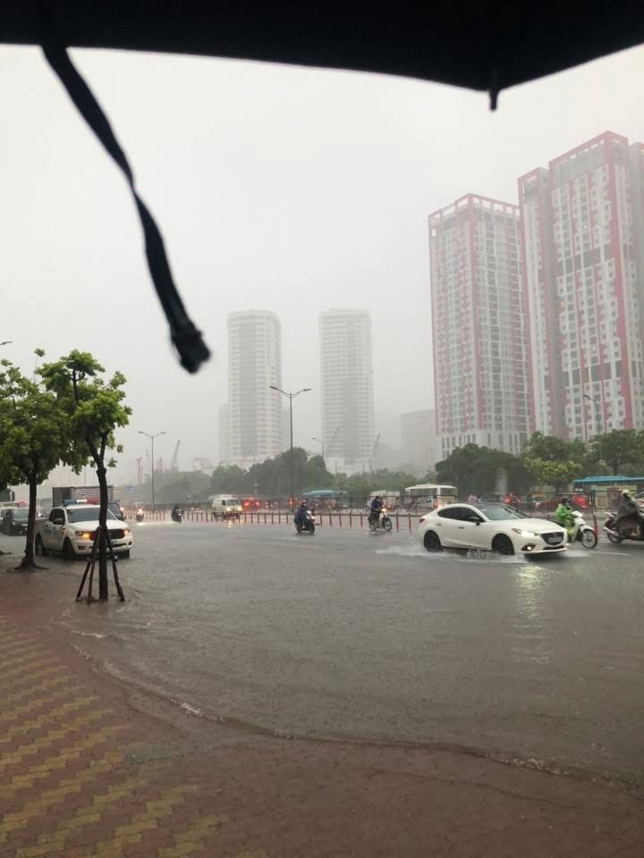 Hà Nội mưa to thâu đêm , nhiều tuyến đường ngập nặng gây ách tắc giao thông - Ảnh 7.