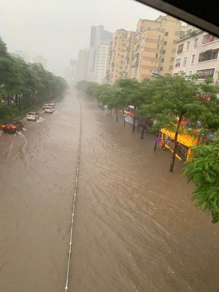 Hà Nội mưa to thâu đêm , nhiều tuyến đường ngập nặng gây ách tắc giao thông - Ảnh 5.
