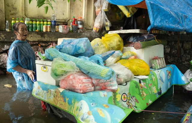 Hà Nội ngập lụt: Buổi sáng không tưởng với nước ngập đến thắt lưng - Ảnh 19.
