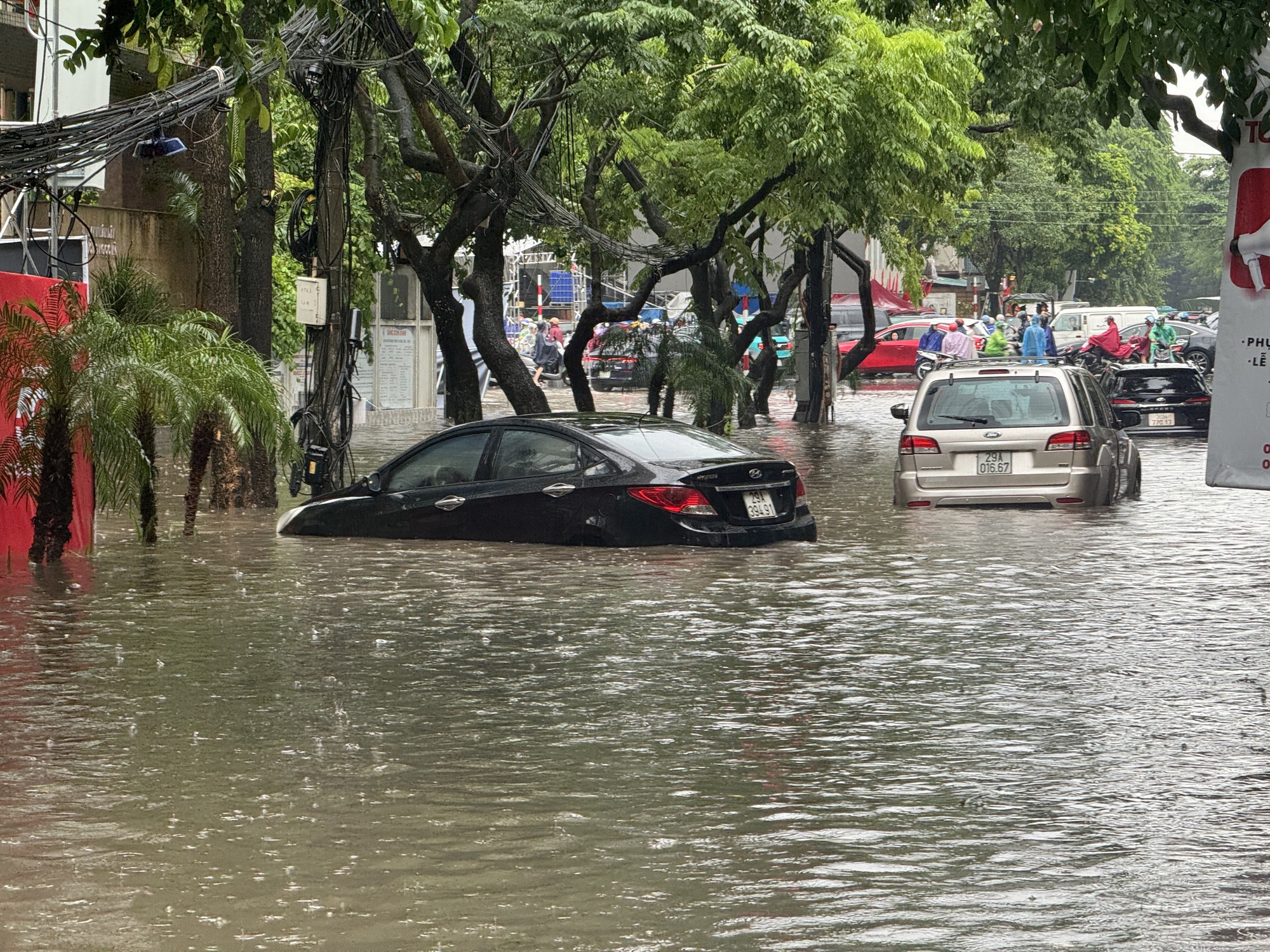 Hà Nội ngập lụt: Buổi sáng không tưởng với nước ngập đến thắt lưng - Ảnh 12.