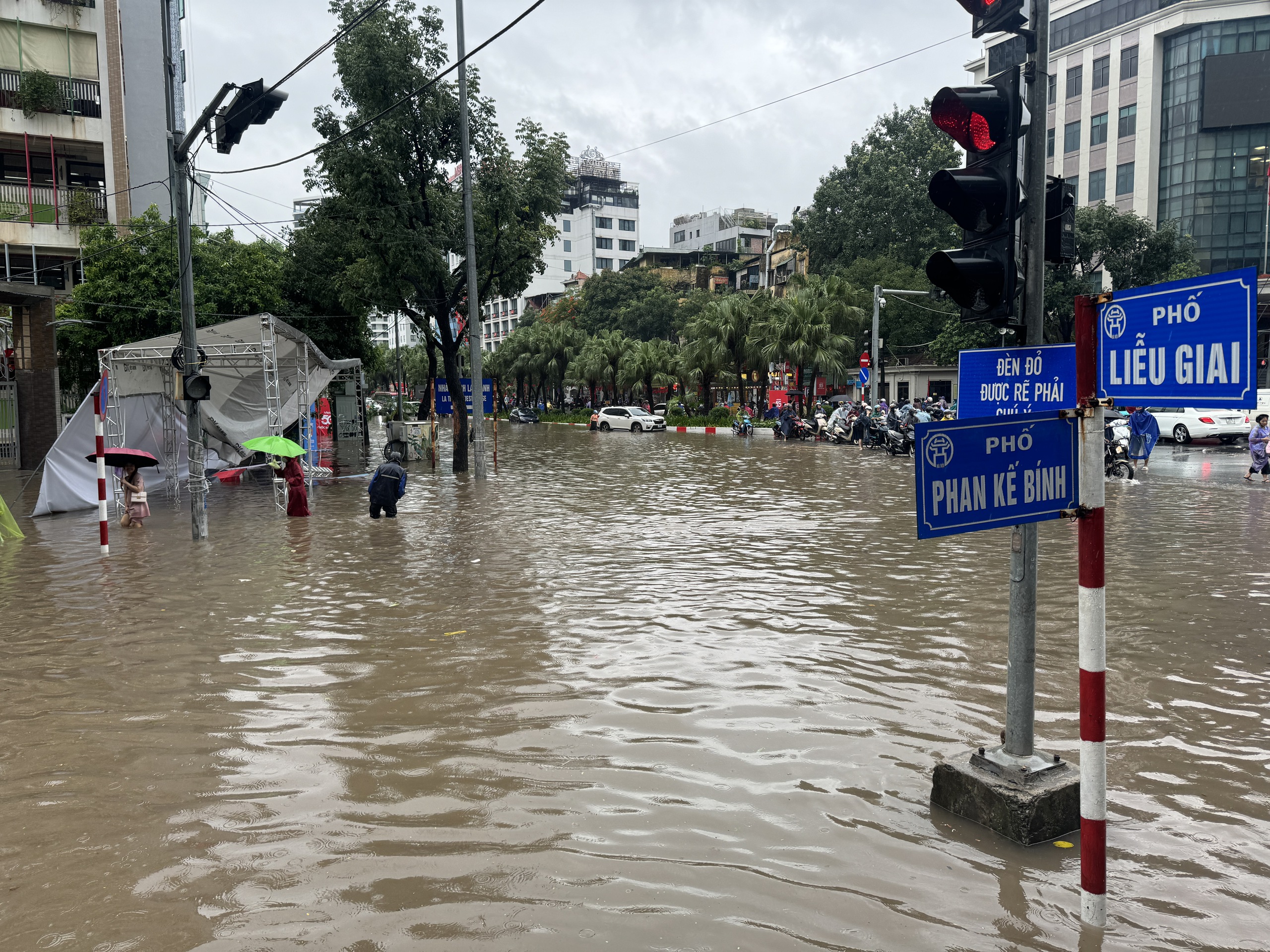 Cập nhật: Ảnh hưởng của Bão số 5, Hà Nội mưa to suốt đêm, nhiều nơi chìm trong biển nước - Ảnh 5.