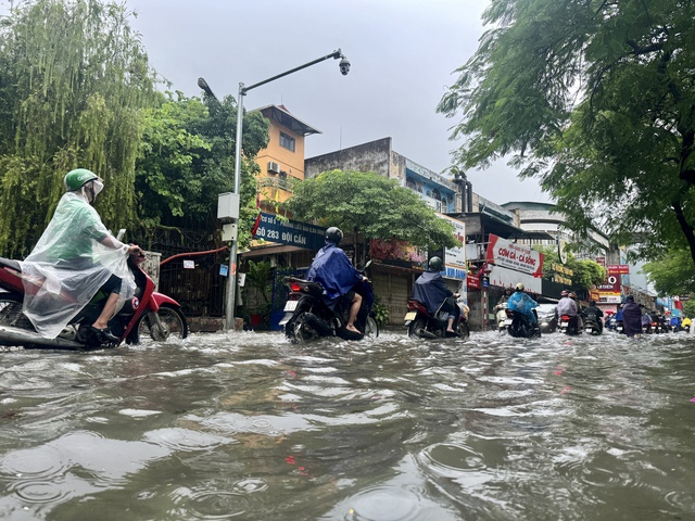 Hà Nội ngập lụt: Buổi sáng không tưởng với nước ngập đến thắt lưng - Ảnh 17.