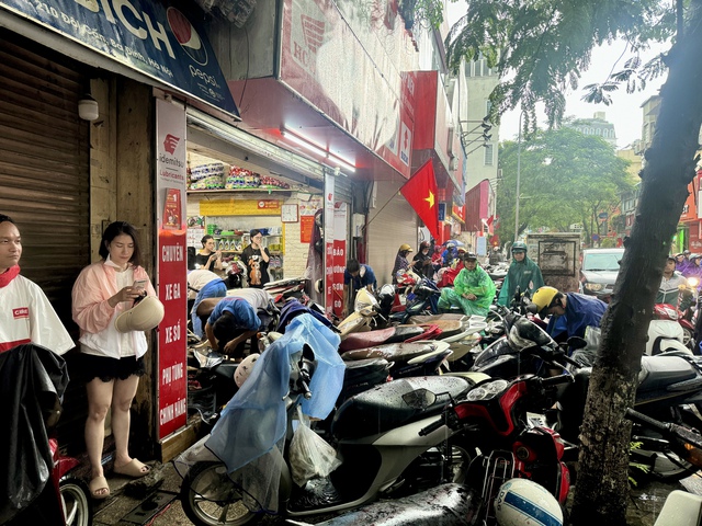 Hà Nội ngập lụt: Buổi sáng không tưởng với nước ngập đến thắt lưng - Ảnh 16.