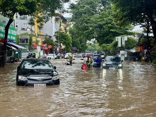 Hà Nội ngập lụt: Buổi sáng không tưởng với nước ngập đến thắt lưng - Ảnh 24.