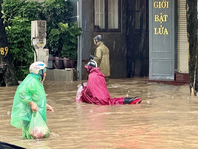Hà Nội ngập lụt: Buổi sáng không tưởng với nước ngập đến thắt lưng - Ảnh 23.