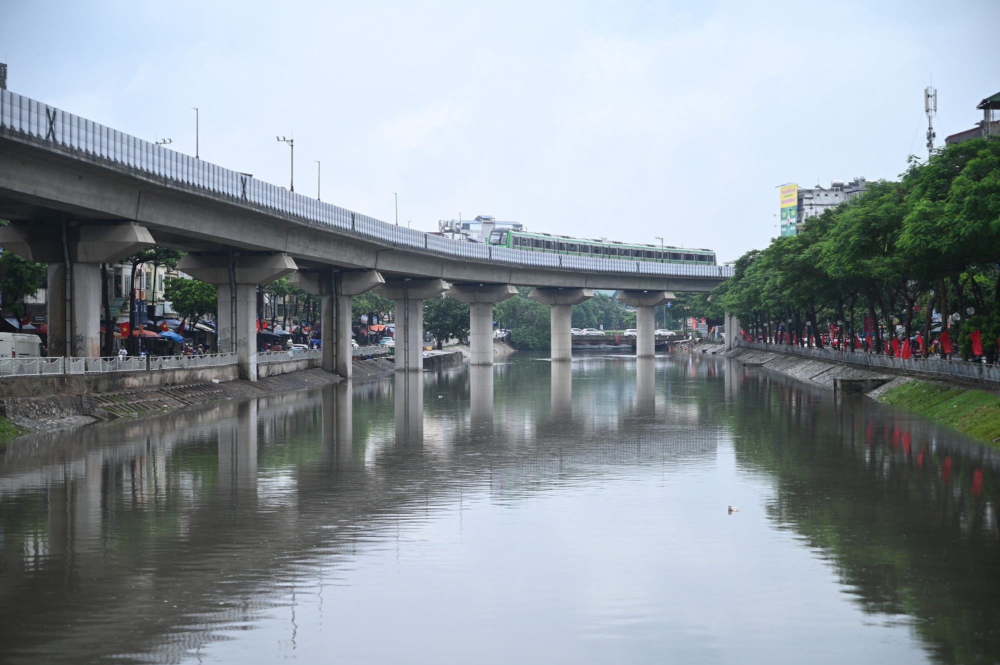 Cảnh tượng lạ trên sông Tô Lịch sau trận mưa như trút ở Hà Nội, nhiều người kinh ngạc thốt lên: "Đây là lần đầu tiên tôi thấy" - Ảnh 8.