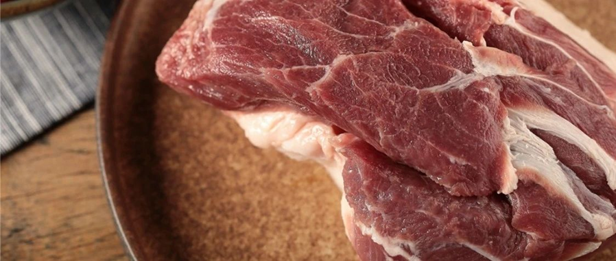 Đột kích căng tin của 1 trường tiểu học, phát hiện hơn 35kg thịt lợn chuyển sang màu xanh lá, bốc mùi hôi thối- Ảnh 2.