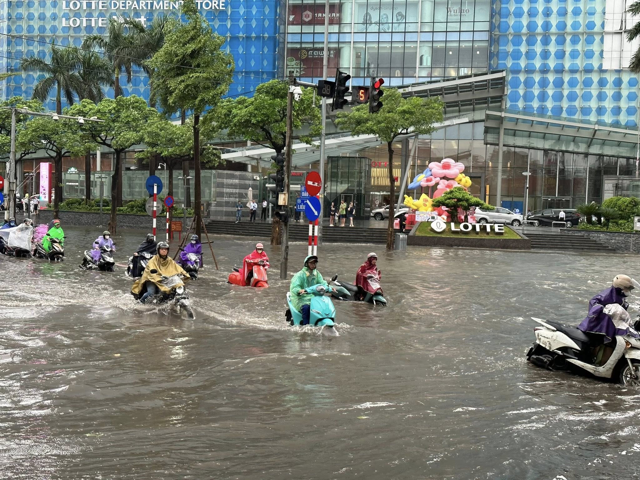 Cập nhật: Hà Nội mưa to, nhiều tuyến đường chìm trong biển nước, cây đổ đè lên ô tô - Ảnh 4.