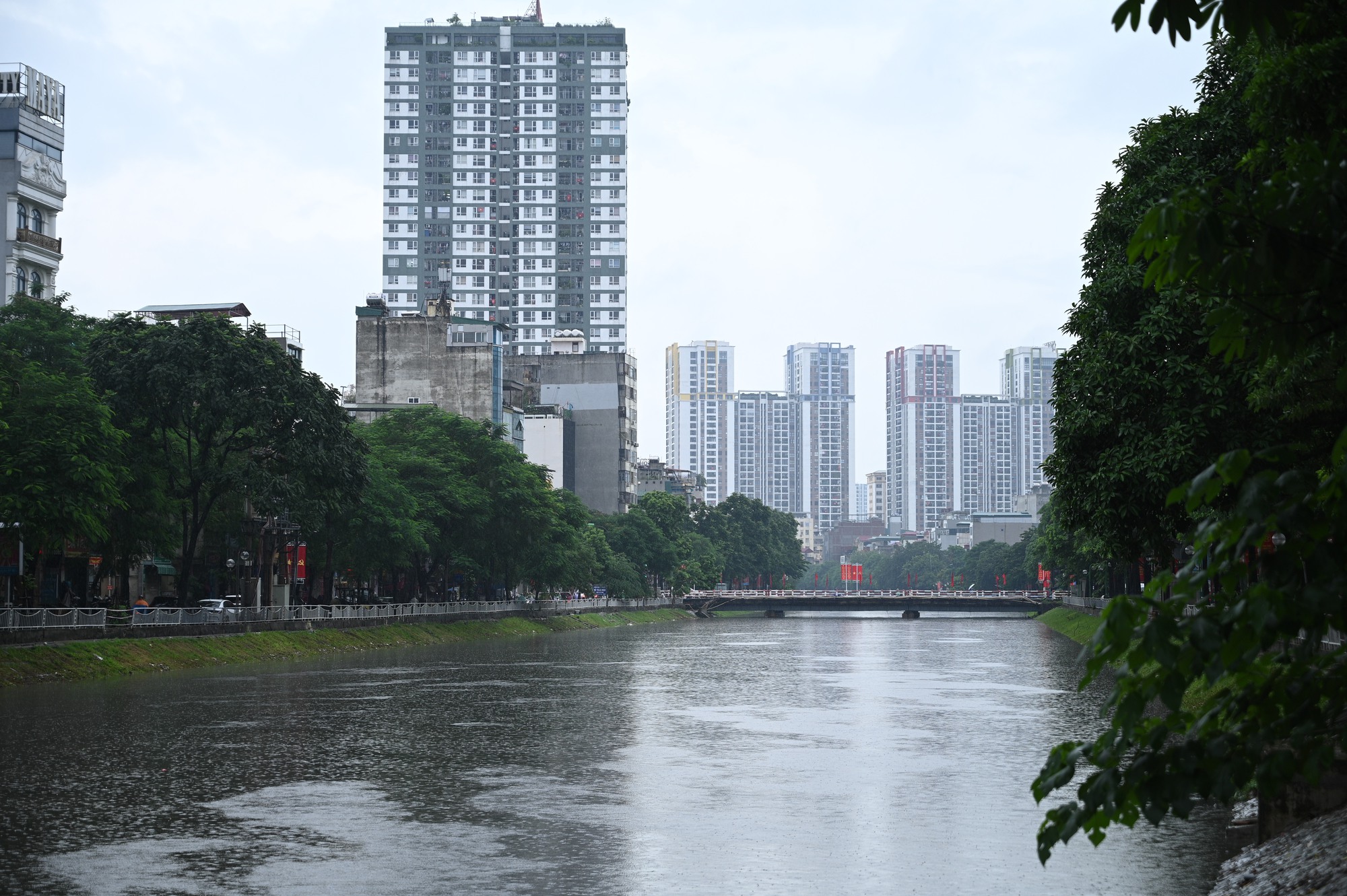 Cảnh tượng lạ trên sông Tô Lịch sau trận mưa như trút ở Hà Nội, nhiều người kinh ngạc thốt lên: "Đây là lần đầu tiên tôi thấy" - Ảnh 5.