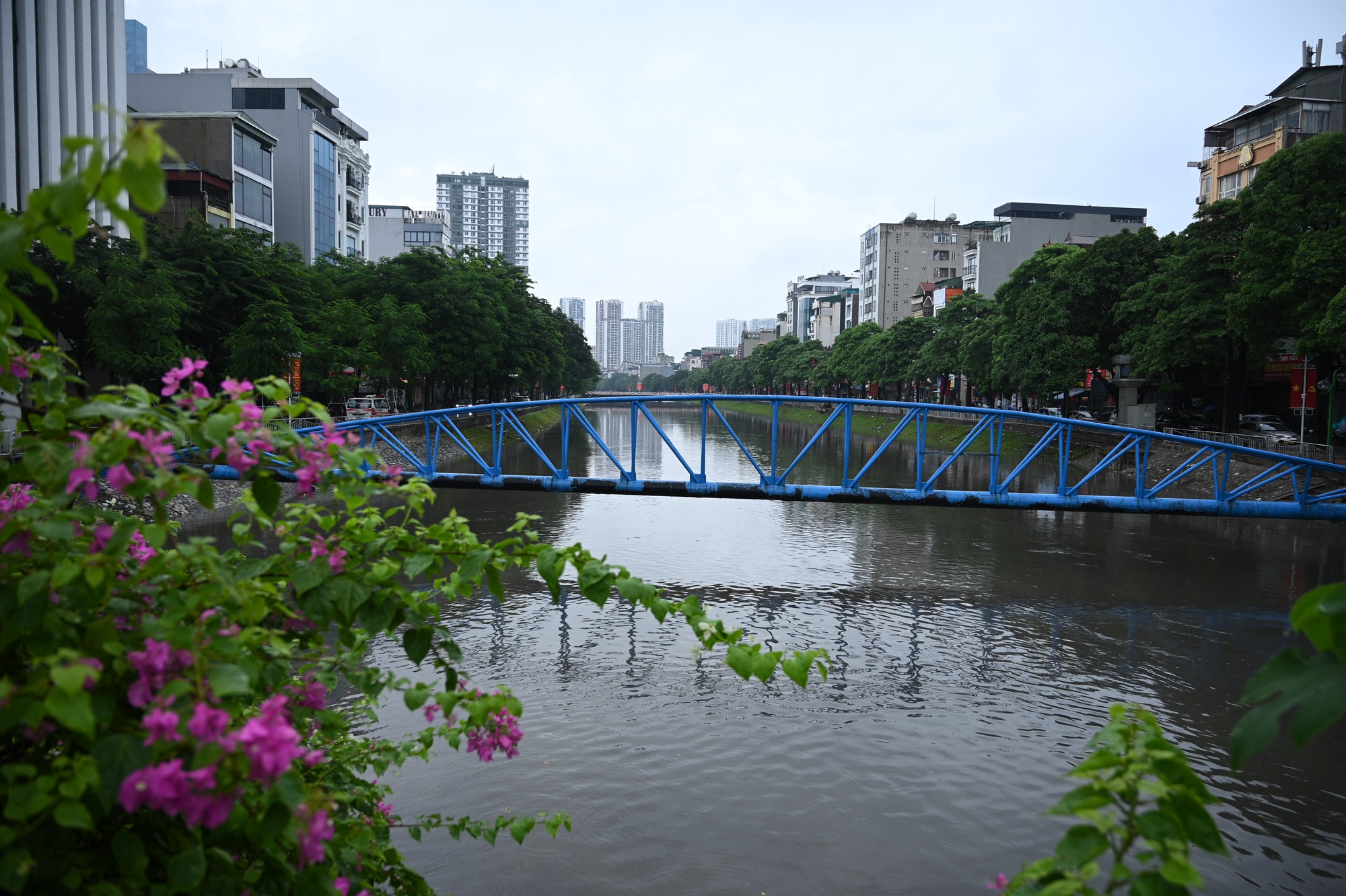Cảnh tượng lạ trên sông Tô Lịch sau trận mưa như trút ở Hà Nội, nhiều người kinh ngạc thốt lên: "Đây là lần đầu tiên tôi thấy" - Ảnh 4.
