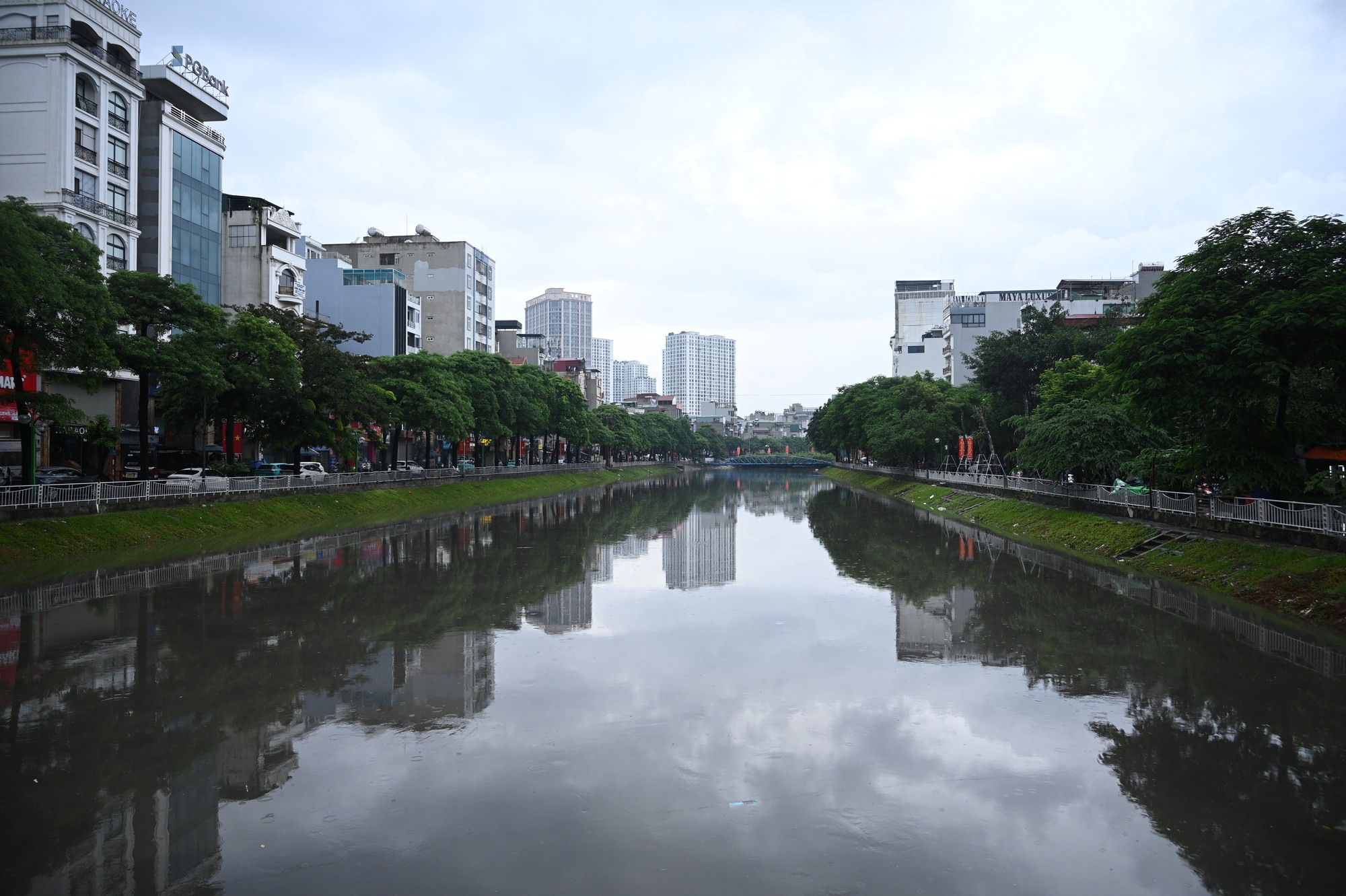 Cảnh tượng lạ trên sông Tô Lịch sau trận mưa như trút ở Hà Nội, nhiều người kinh ngạc thốt lên: "Đây là lần đầu tiên tôi thấy" - Ảnh 2.