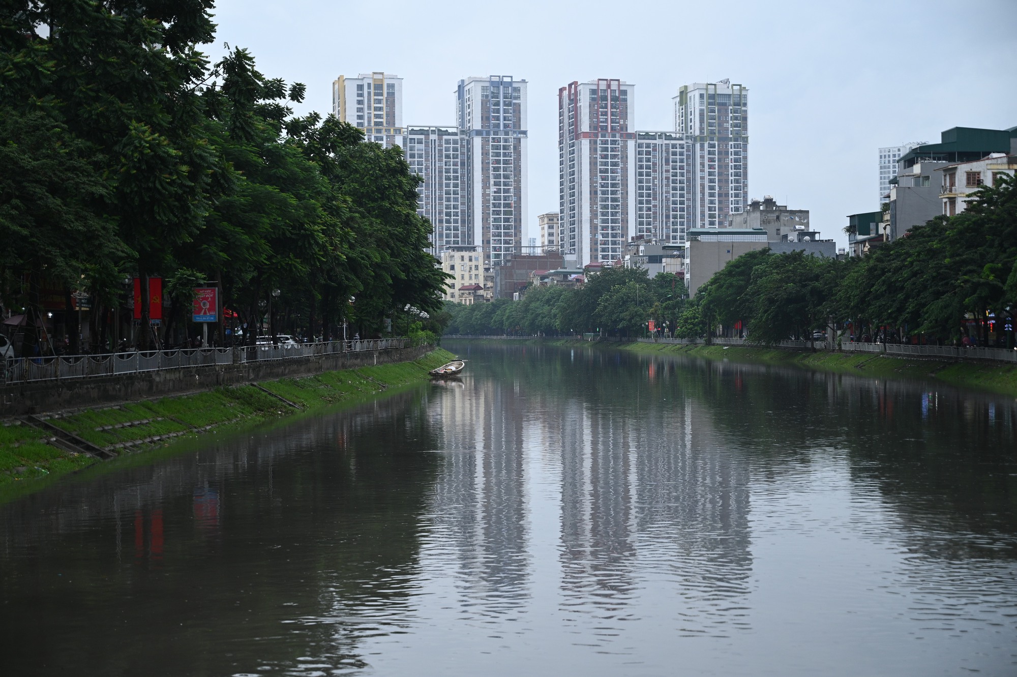 Cảnh tượng lạ trên sông Tô Lịch sau trận mưa như trút ở Hà Nội, nhiều người kinh ngạc thốt lên: "Đây là lần đầu tiên tôi thấy" - Ảnh 1.