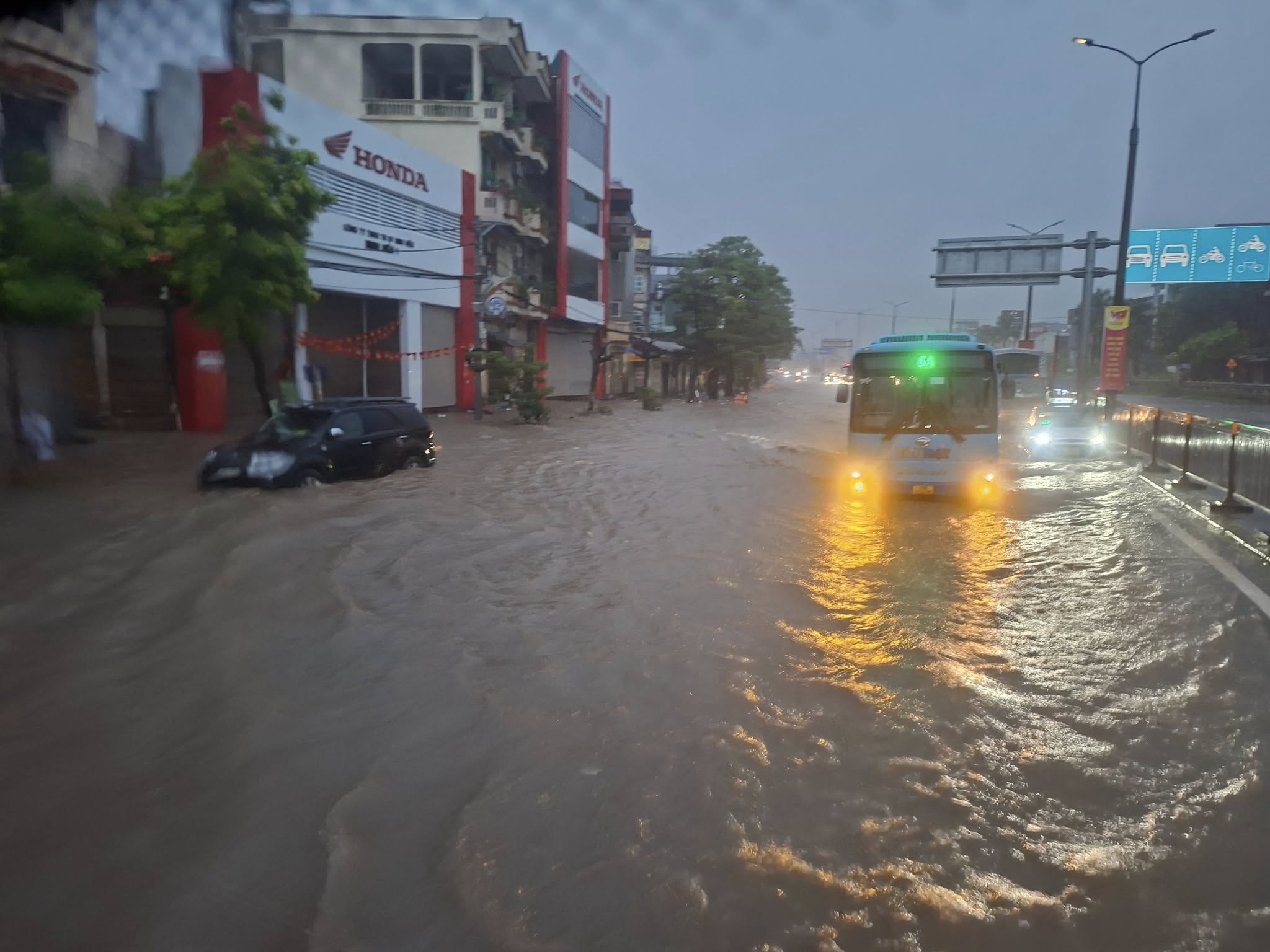 Hà Nội mưa to suốt đêm, nhiều nơi chìm trong biển nước - Ảnh 6.